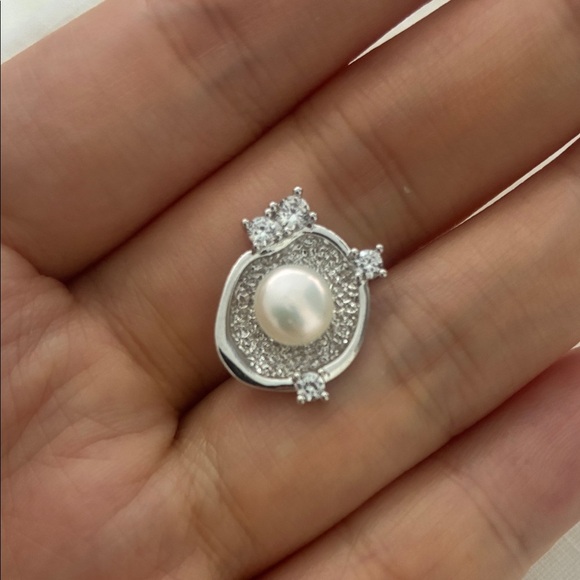 Elegant Silver Pearl Earrings - Picture 4 of 7